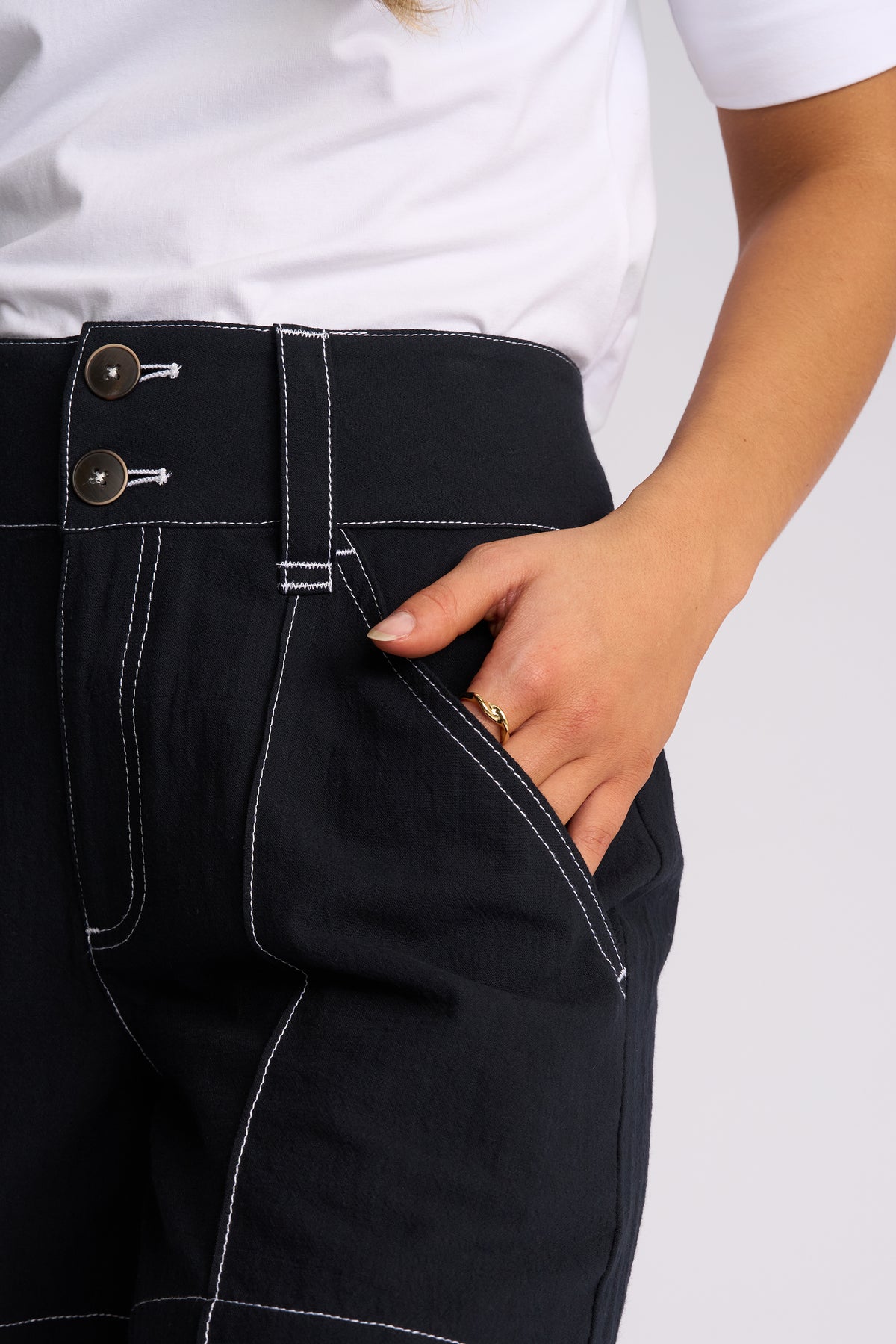 Vassalli Womens Lucy Shorts With Contrast Stitching