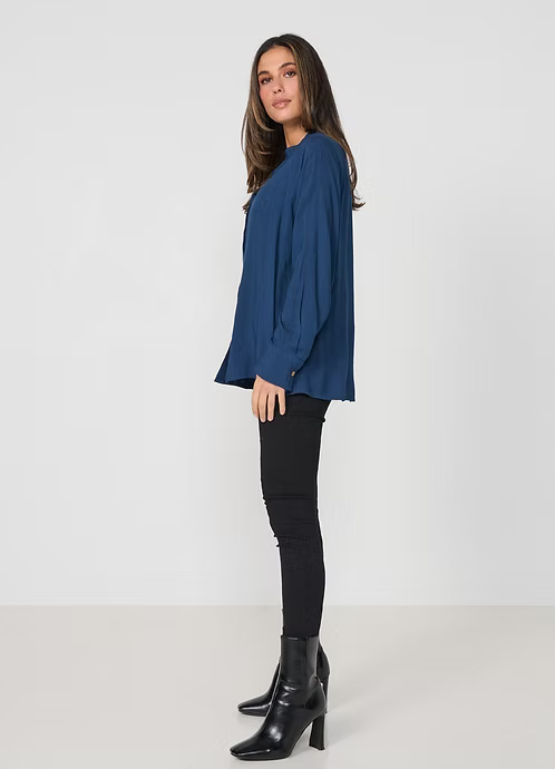 Caju Womens Wood Buttons Raglan Sleeve Shirt